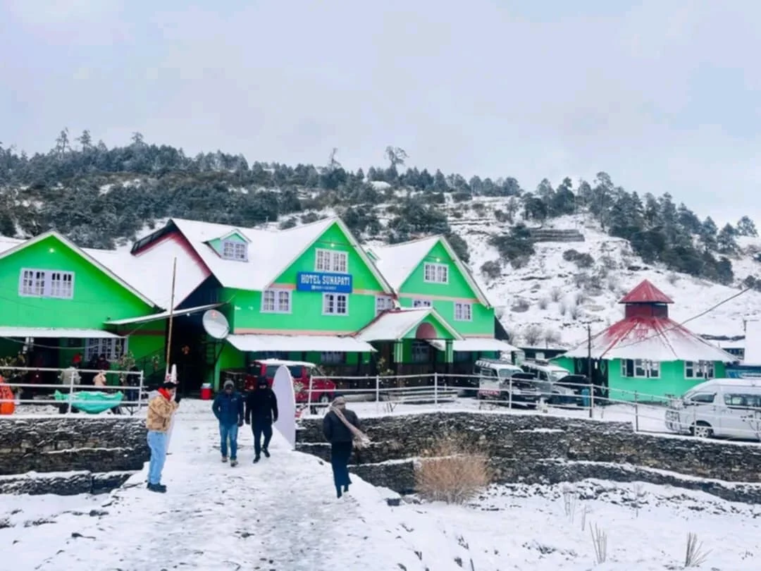 पर्यटकीय क्षेत्र कालिञ्चोकमा बाक्लो हिमपात