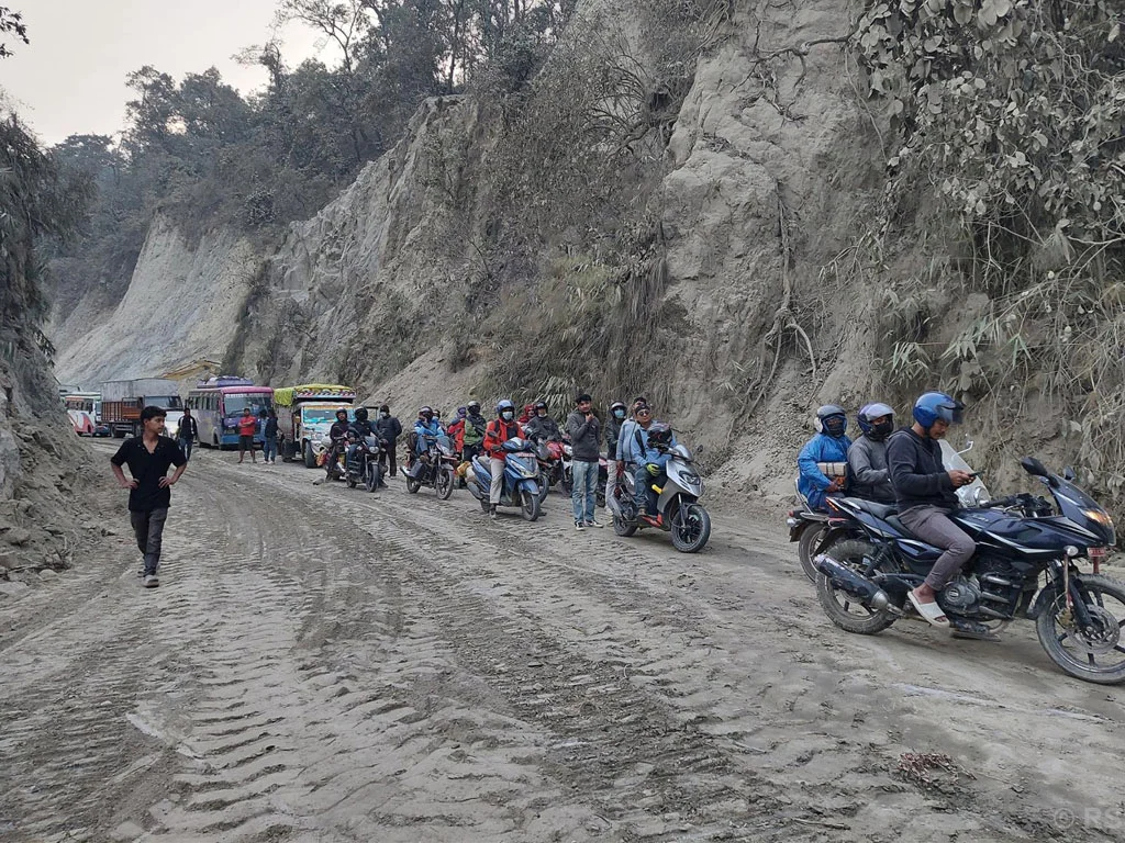 समयमा काम नहुँदा दाउन्ने सडकखण्डको यात्रा कष्ट पूर्ण