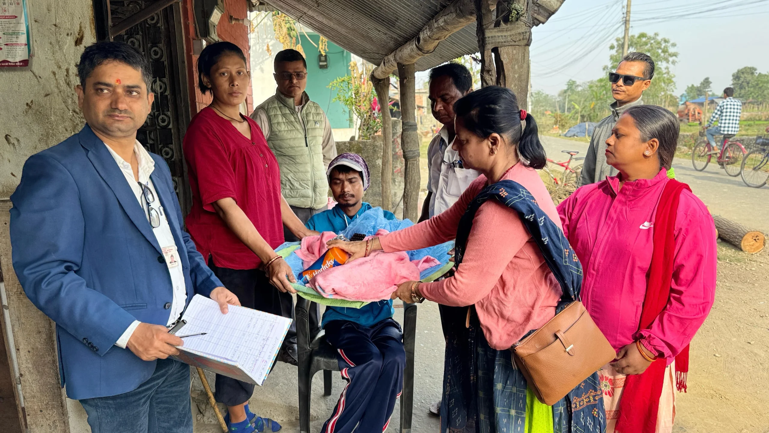 रत्ननगर-५ मा अपाङ्गलाई सामग्रीसँगै स्वास्थ परीक्षण